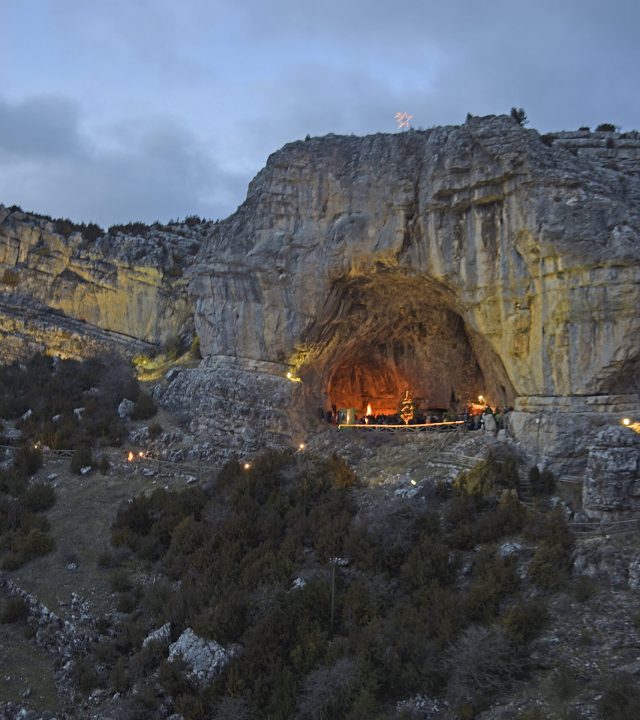 cueva-iluminada-scaled
